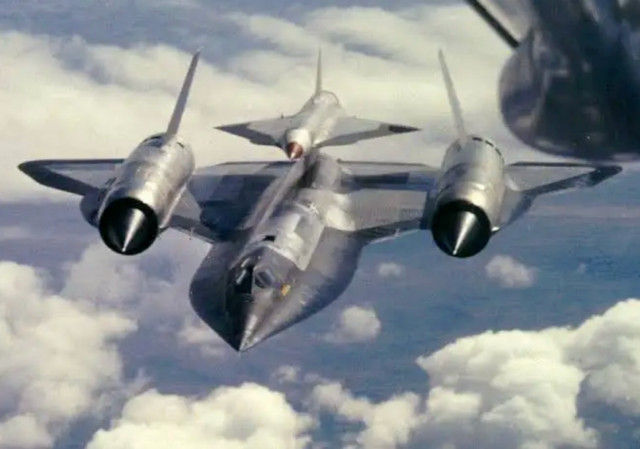 Surprising airplane facts, SR-71 Blackbird, fastest supersonic manned jet